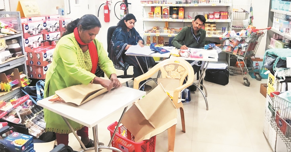 होली त्यौहार के मद्देनजर कई प्रतिष्ठानों से लिए नमूने