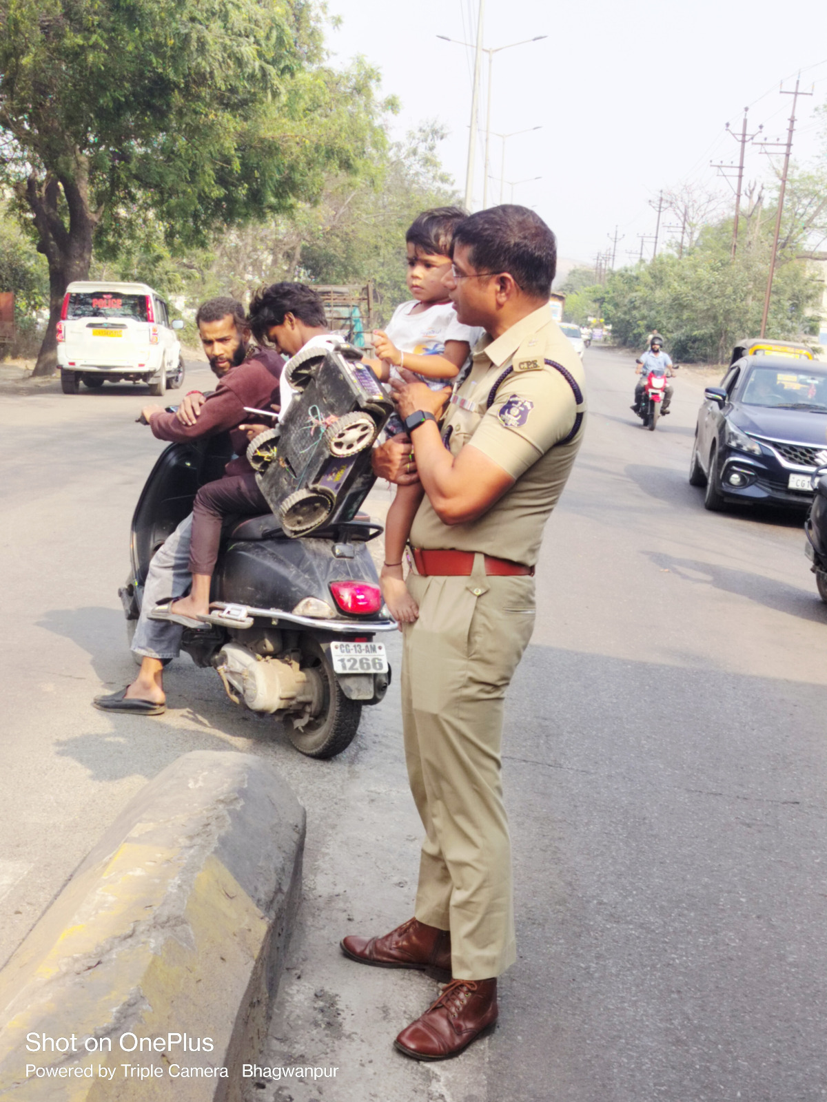 एडिशनल एसपी ने सडक़ पर भटक  रहे मासूम को मां से मिलाया