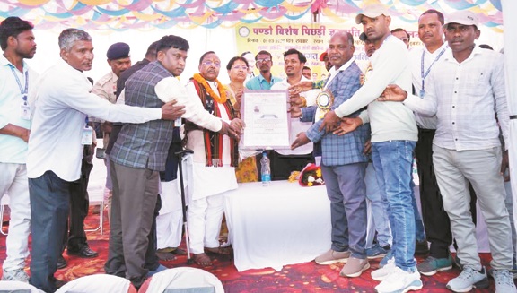 रामविचार नेताम ने पंडो जनजाति के बीच मनाया जन्मदिन