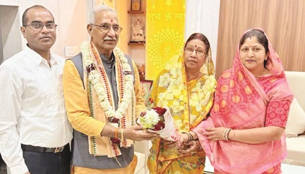 चंदूलाल को जन्मदिन पर डॉ. सिन्हा दंपति ने दी बधाई