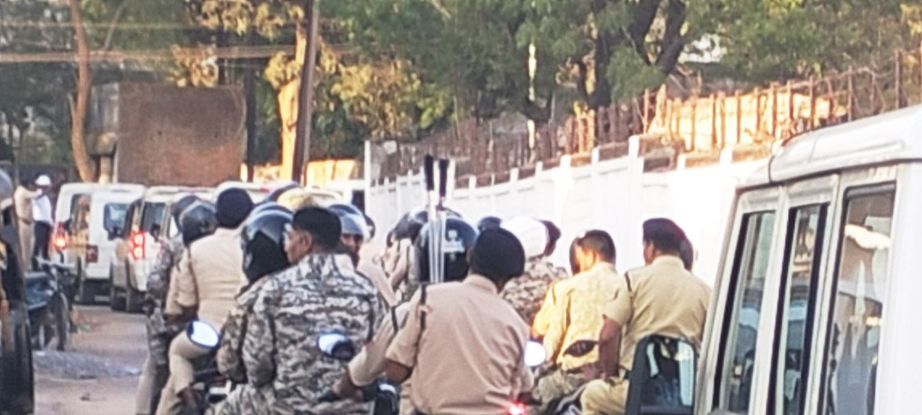 उपद्रवियों पर नजर रखने महासमुंद में 17 पेट्रोलिंग, 75 फि क्स प्वाइंट, 5 एडी स्क्वाट,