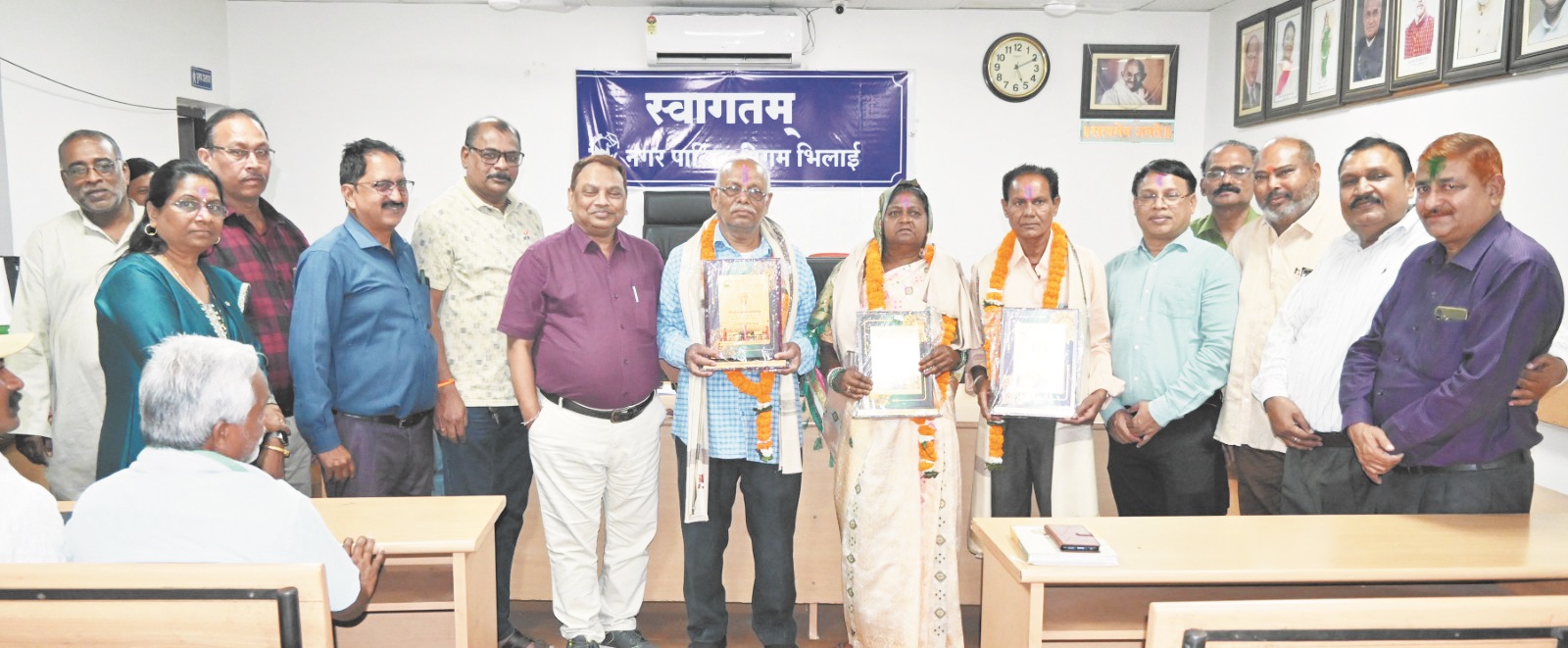 निगम प्रशासन ने 3 कर्मियों को दी विदाई