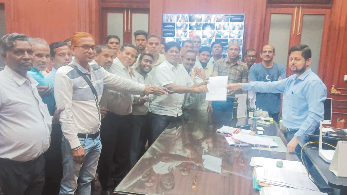 रेलवे परियोजना के प्रभावित किसान कलेक्टर से मिले
