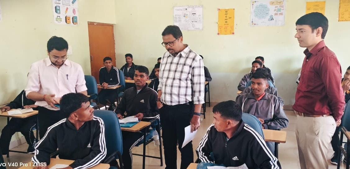 बस्तर की फिजाओं में घुलती उम्मीद की नई चमक, मुख्यधारा से जुड़कर हुनरमंद बन रहे बीजापुर के युवा