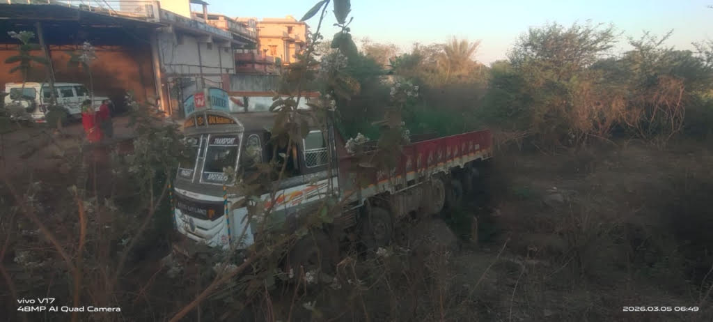बिना चालक के मध्यरात्रि खड़ी ट्रक ढुलकर गड्डे में गिरी।