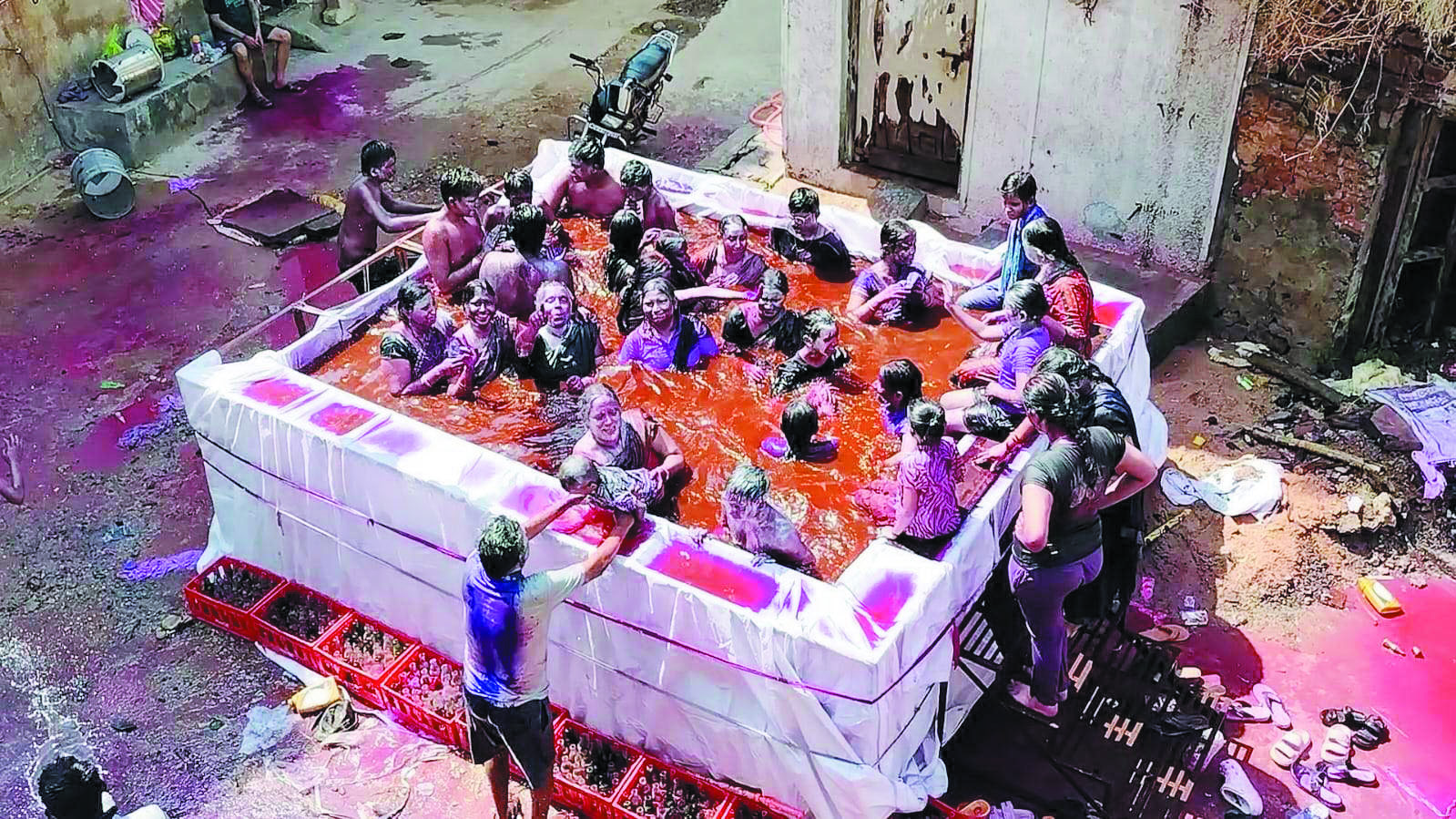 रंगों में सराबोर हुए लोग