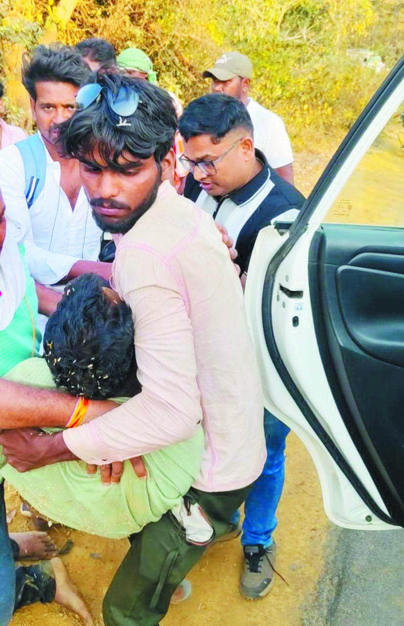 बेकाबू गाड़ी खाई में, एक मौत, 2 जख्मी   सेवाभारती ने पहुंचाया अस्पताल