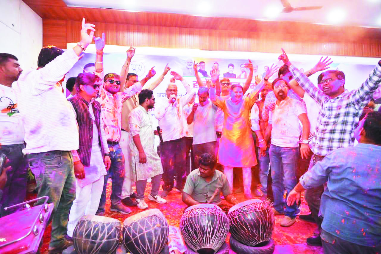 पुलिस जवानों के पहरे में मनी होली: शांति व्यवस्था बनाए रखने सडक़ पर पैदल मार्च करते एसपी