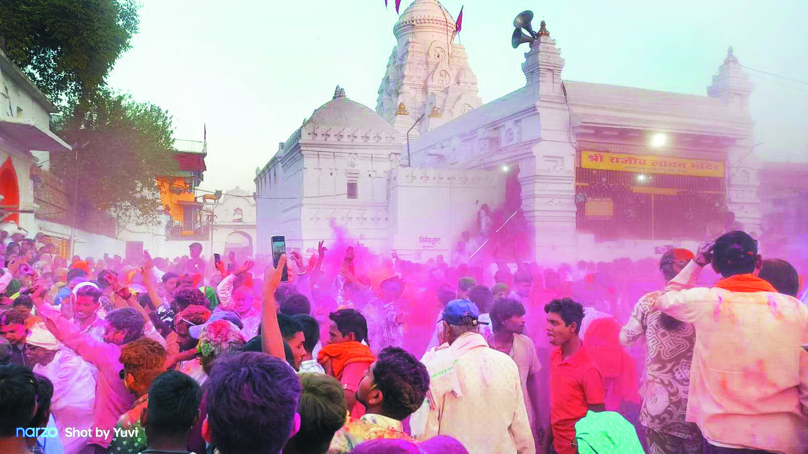 राजिम में होली का उल्लास: श्री राजीव लोचन मंदिर में सतरंगी गुलाल की बौछार, रंग-गुलाल से सराबोर हुआ मंदिर परिसर