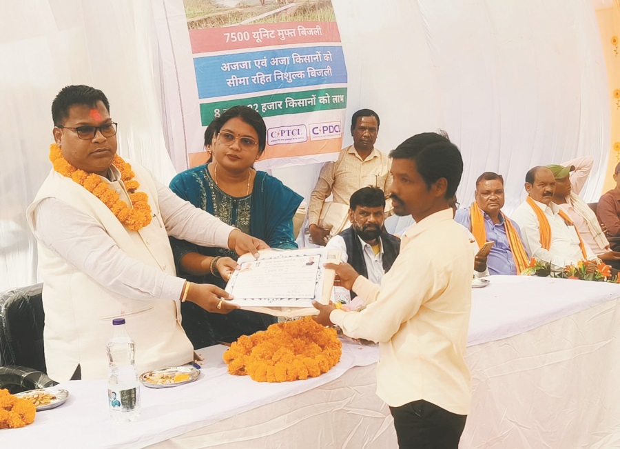 बैगा आदिवासी परिवारों ने एमडी संग खेली होली