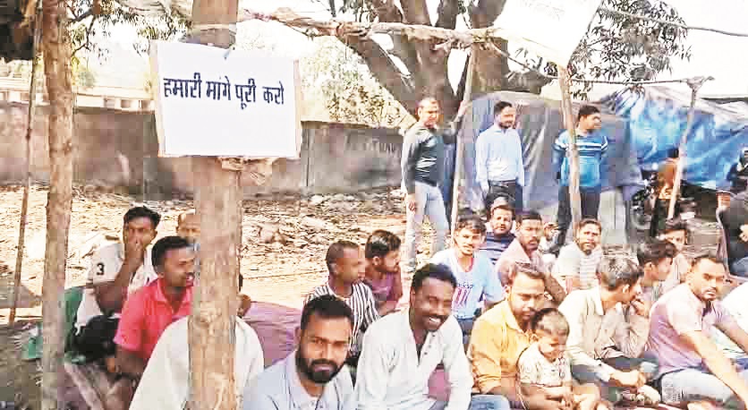 सडक़ निर्माण की मांग पर ग्रामीणों का चक्काजाम