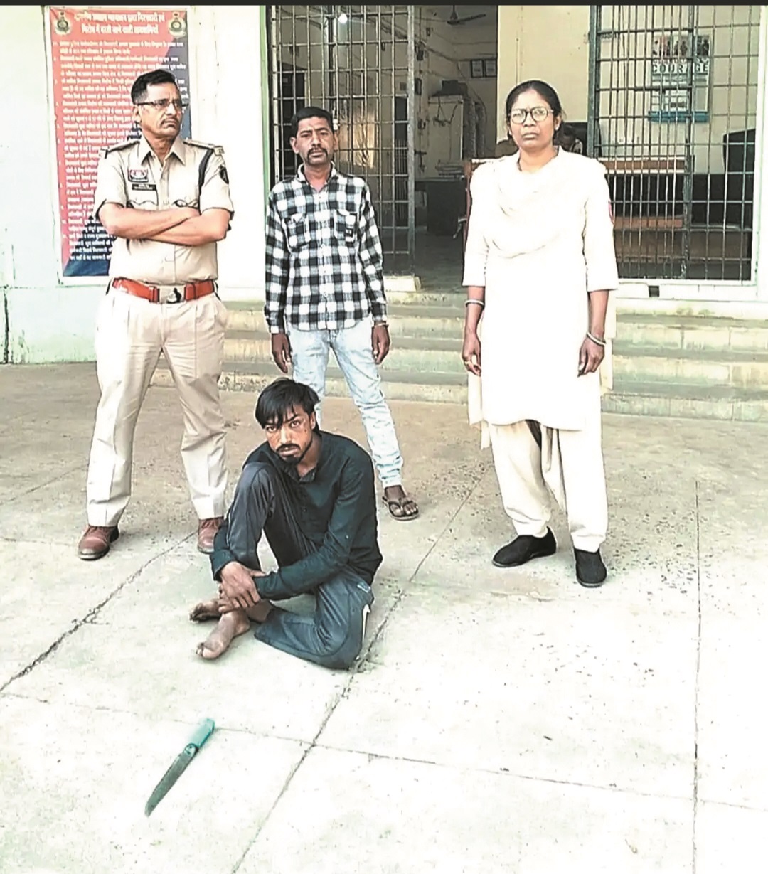 चाकू लहराकर डराने वाले 2 युवक गिरफ्तार