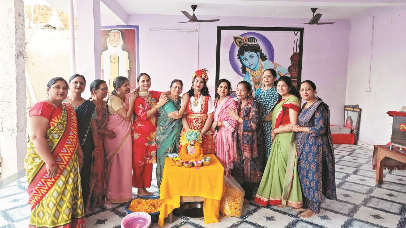 अभामा महिला सम्मेलन ने खेली फूलों की होली