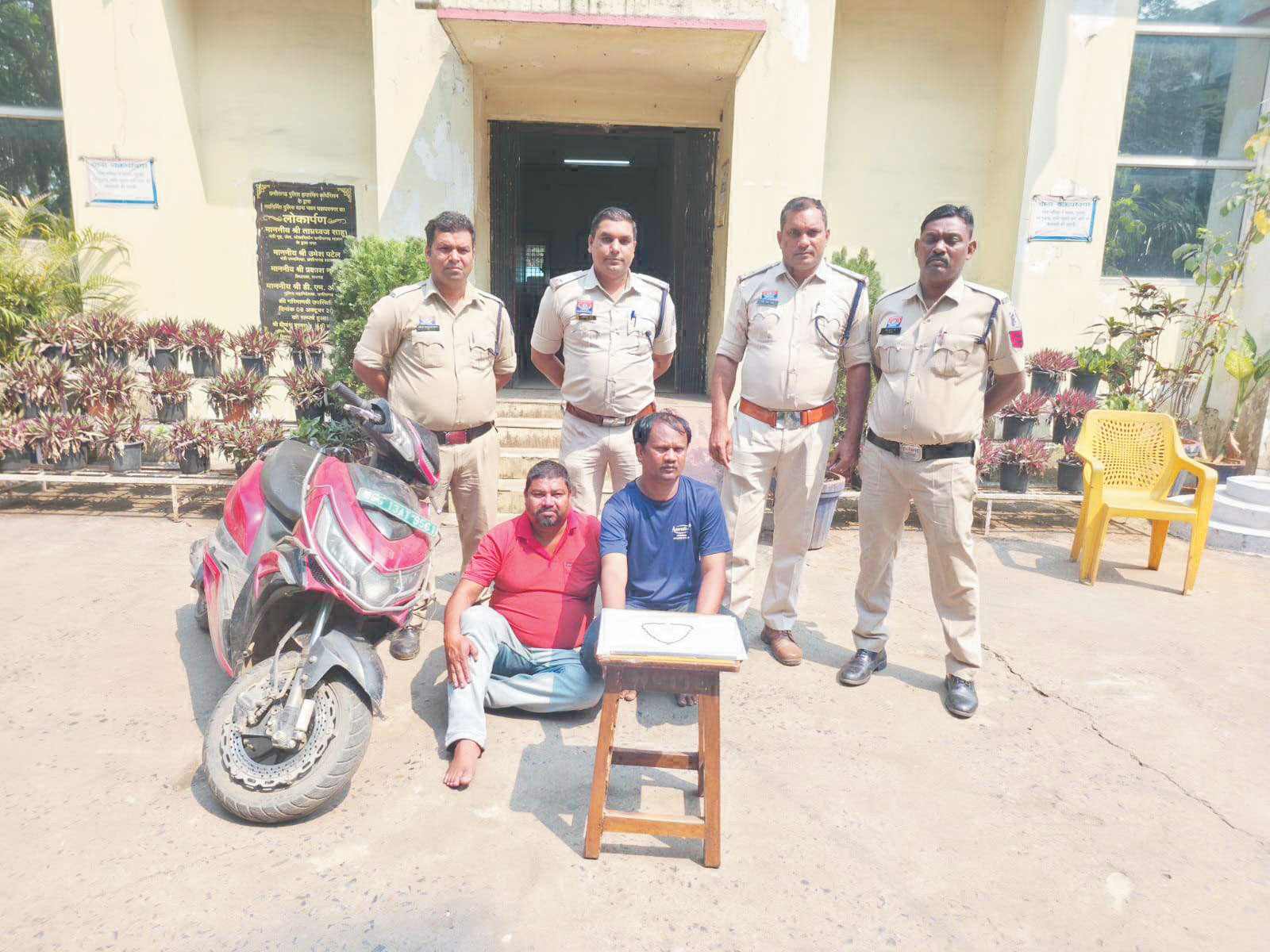 फर्जी पुलिस बनकर वृद्धा से सोने की चेन झपटने वाले दो आरोपी गिरफ्तार