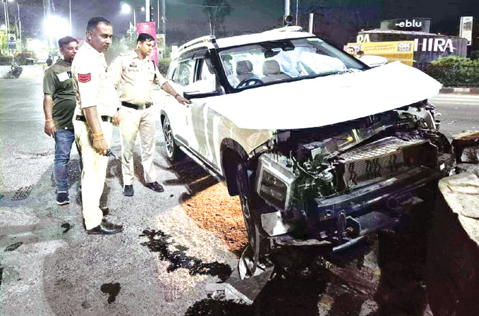 तेज रफ्तार कार ट्रक से टकराई, ड्राइवर हिरासत में, कार चालक की डाक्टरी जांच