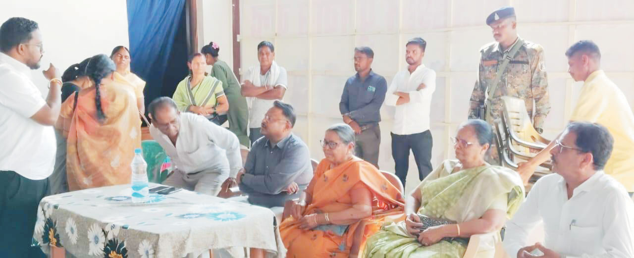 एसपी अपने परिवार के साथ पहुंचे मानसिक मरीजों से मिलने शांति फाउंडेशन