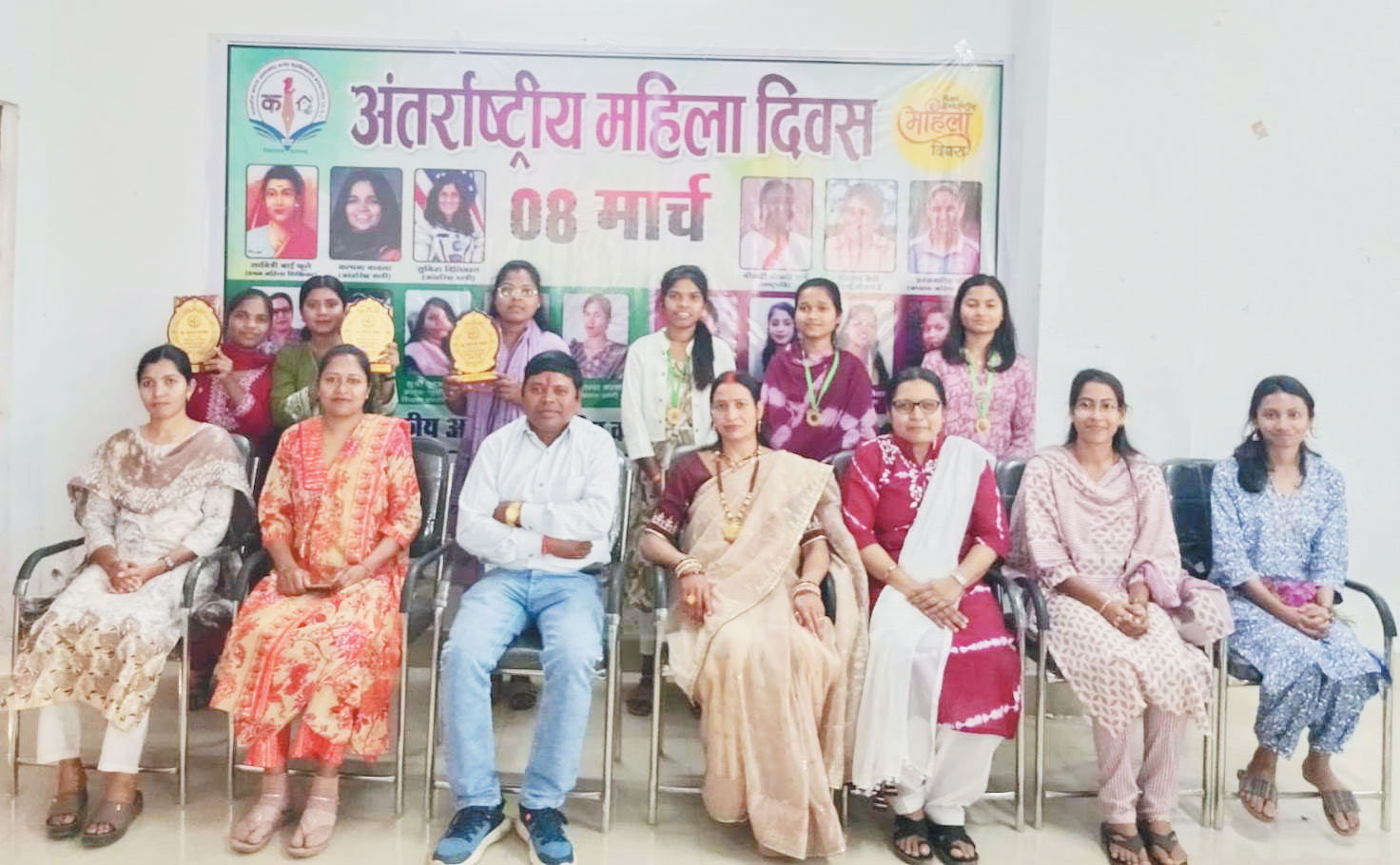 छात्राओं ने सुनाई अपनी आदर्श महिलाओं की सफलता की कहानी