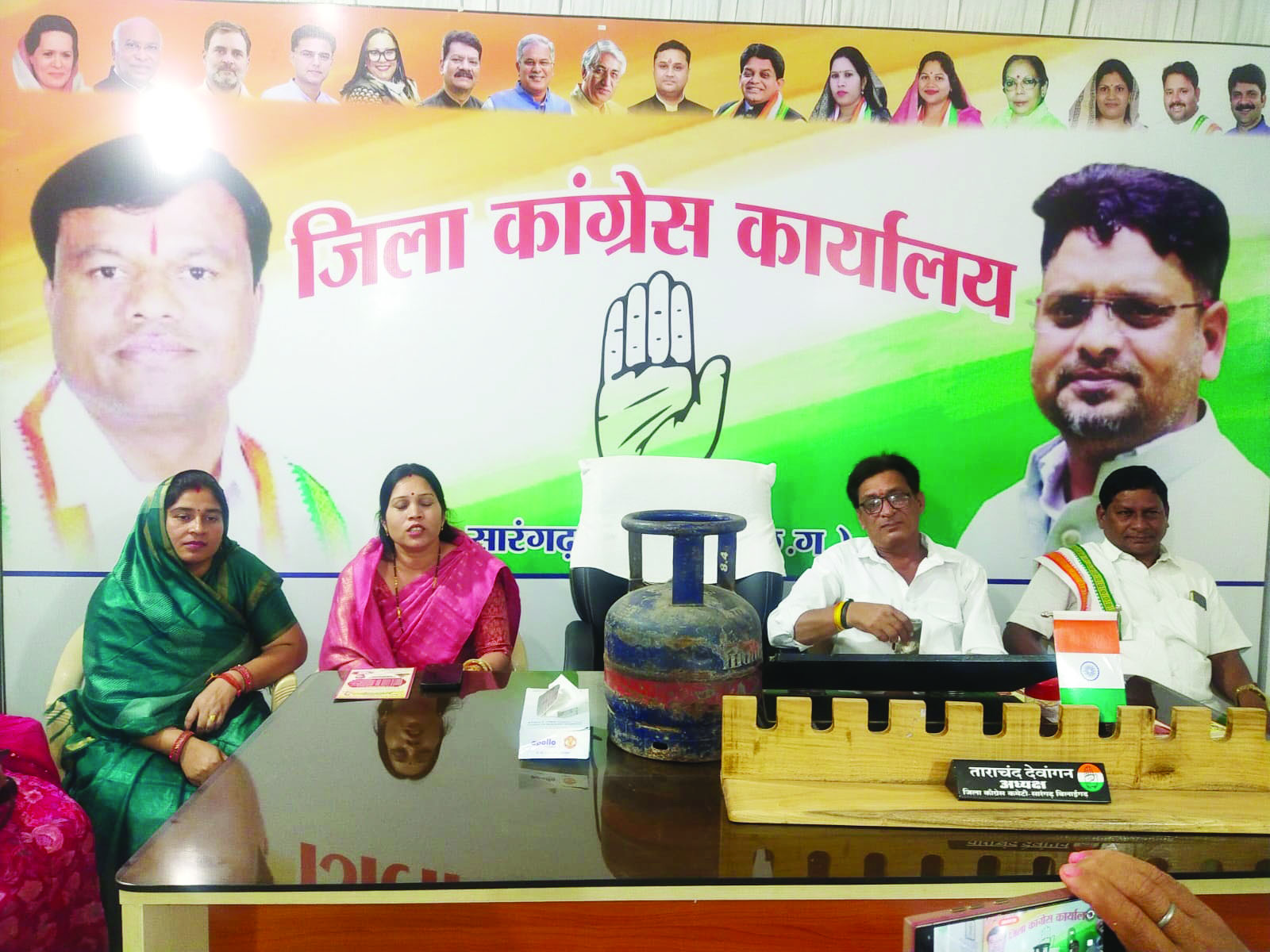 देश मोदी के नहीं ट्रंप के इशारे पर चल रहा है-कांग्रेस