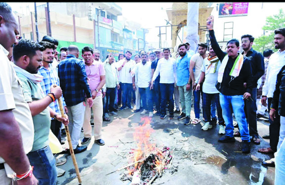 सिलेंडर के दाम बढ़ाने को लेकर कांग्रेस का पुतला दहन