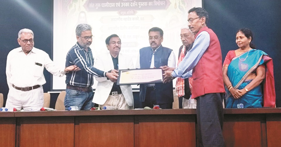 लक्ष्मी नारायण कुंभकार को मिला संत कबीर सम्मान