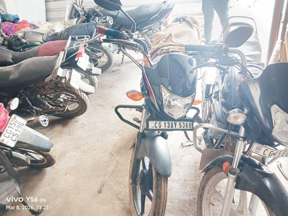 अमेरा खदान से कोयला चोरी, तीन गिरफ्तार, 8 बाइक जब्त