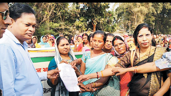 न्यूनतम वेतन और नियमितीकरण की मांग को लेकर बिहान कार्यकर्ताओं ने एसडीएम को सौंपा ज्ञापन