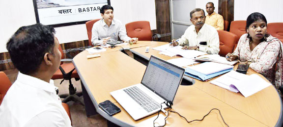 कलेक्टर ने वीडियो कॉन्फ्रेसिंग से की स्वास्थ्य विभाग की समीक्षा