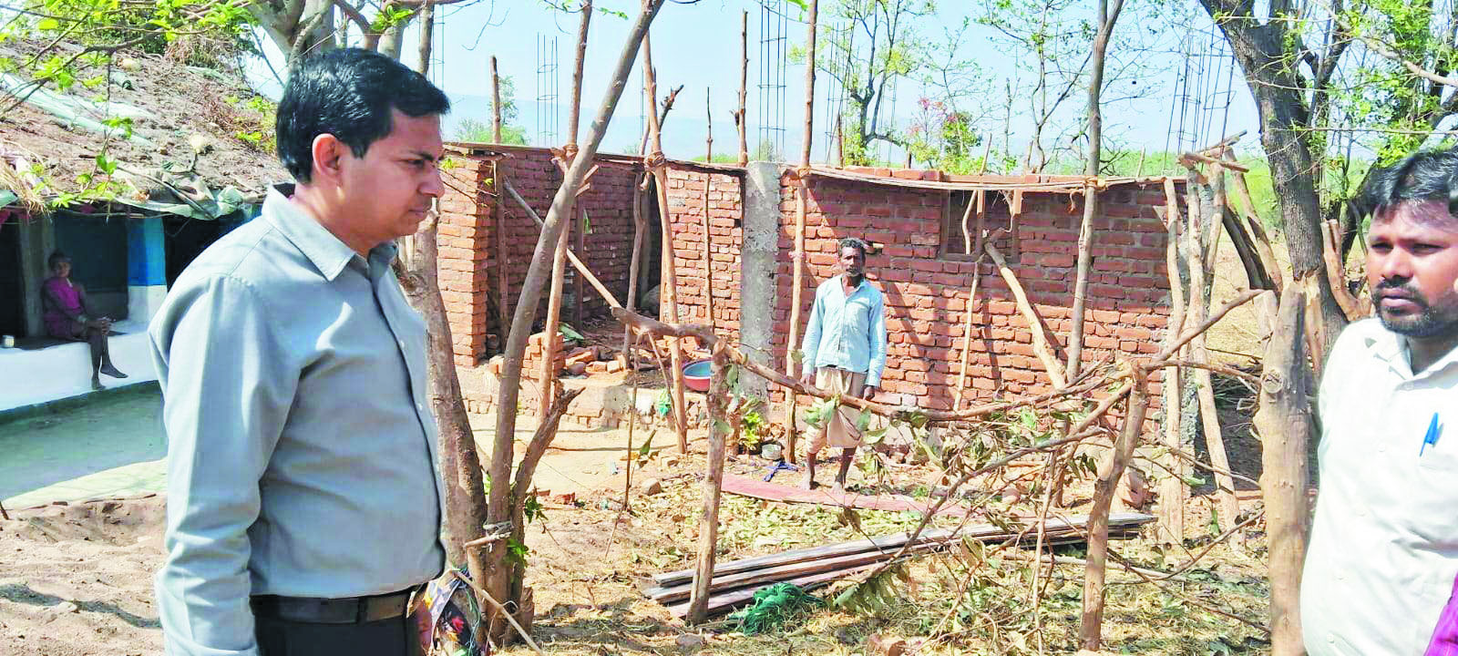 पीएम जनमन आवास की प्रगति, गुणवत्ता देखने जिपं सीईओ पहुंचे वनांचल ग्राम