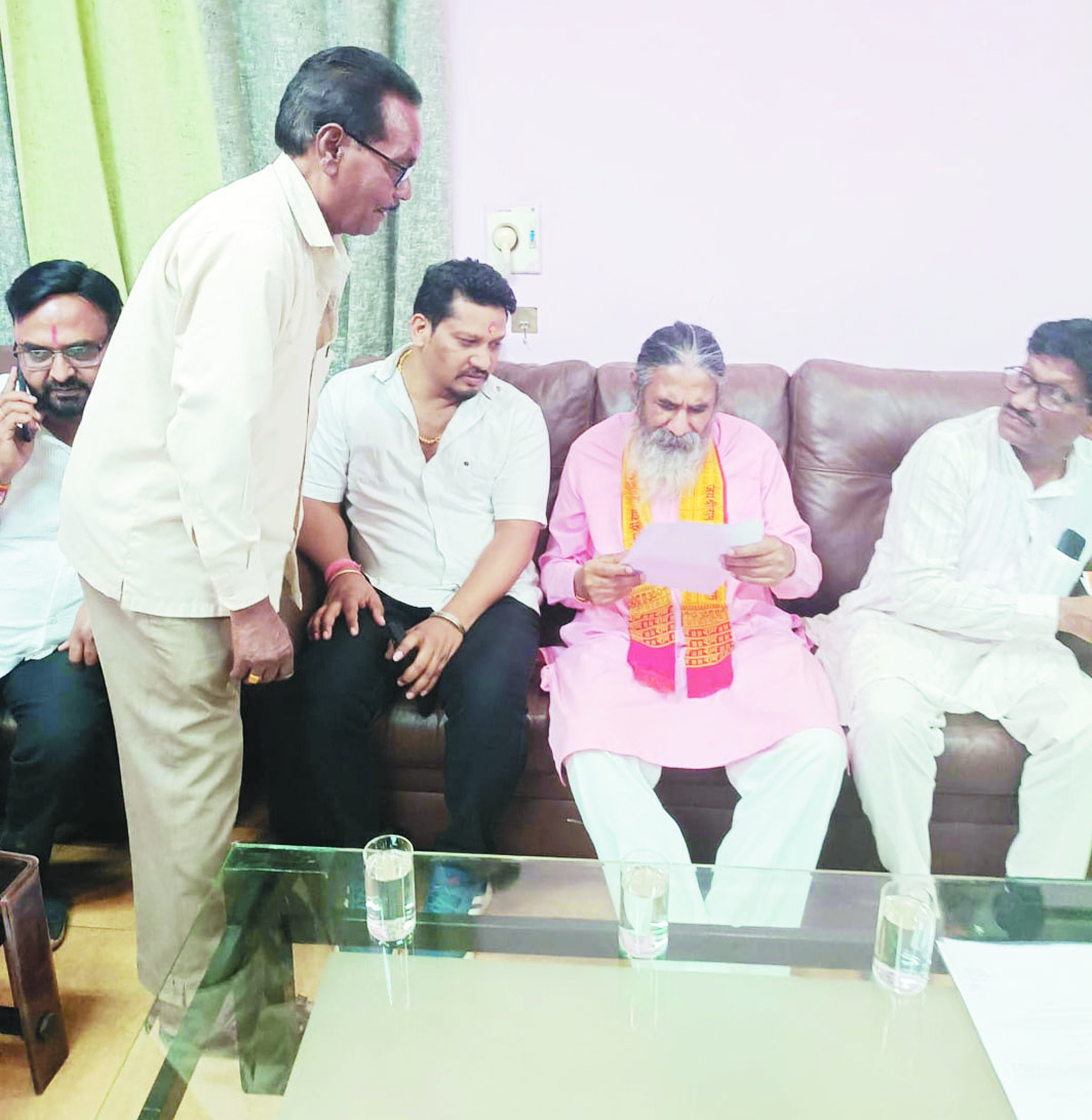 सांस्कृतिक भवन निर्माण में सहयोग के लिए सांसद को सौंपा ज्ञापन