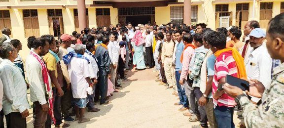 लो वोल्टेज से परेशान किसानों का फूटा गुस्सा