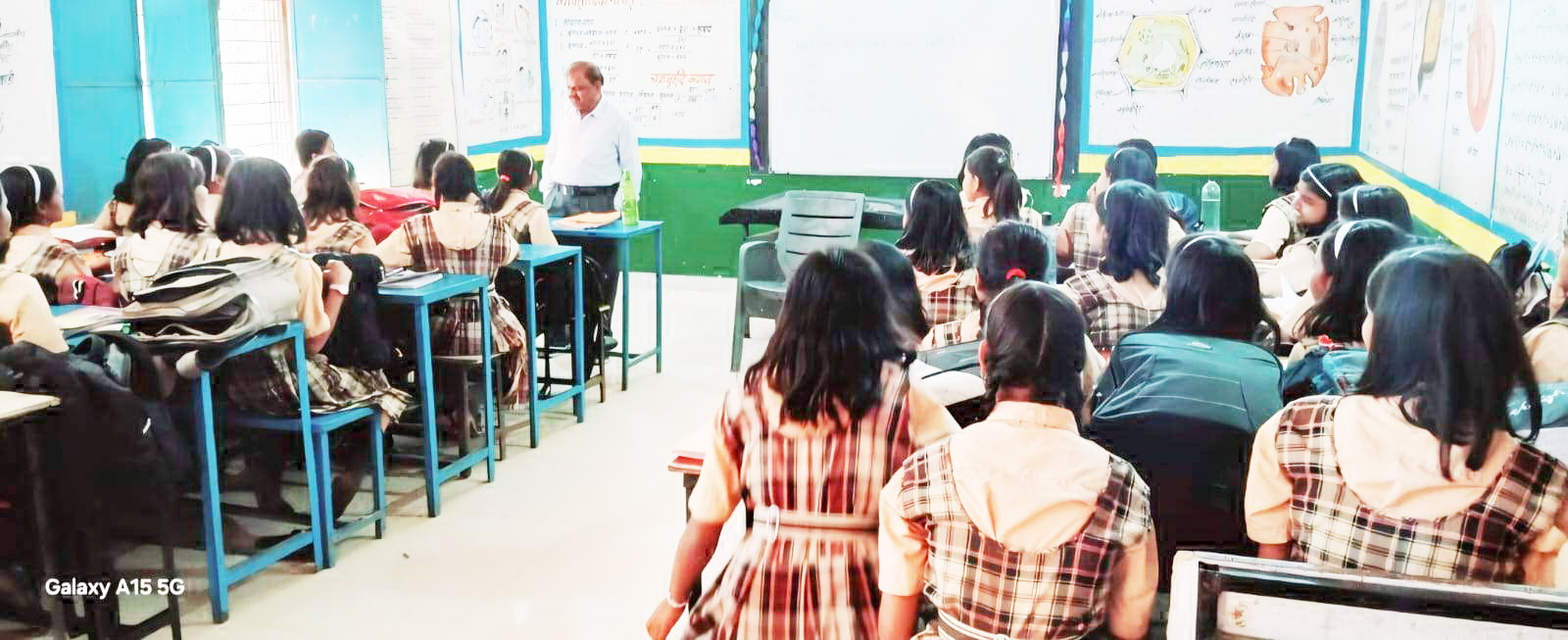 संयुक्त संचालक ने किया कस्तूरबा विद्यालय का निरीक्षण