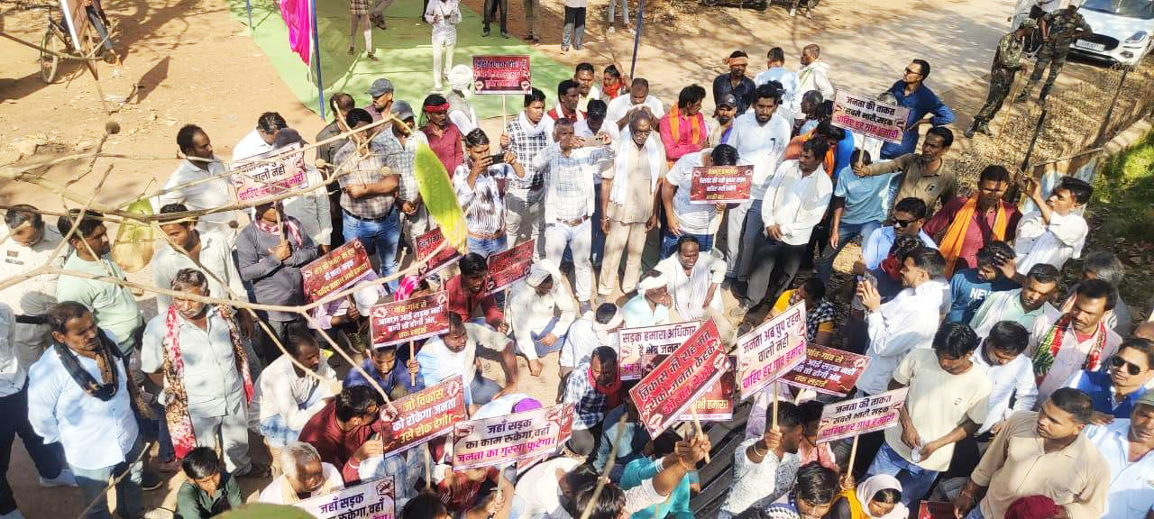 सडक़ निर्माण में देरी और काम बंद होने से नाराज ग्रामीणों का गुस्सा फूटा, पीडब्ल्यूडी दफ्तर घेरा