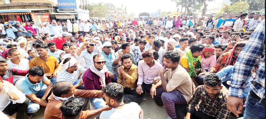लो वोल्टेज और बिजली कटौती से नाराज किसानों का फूटा गुस्सा, चक्काजाम
