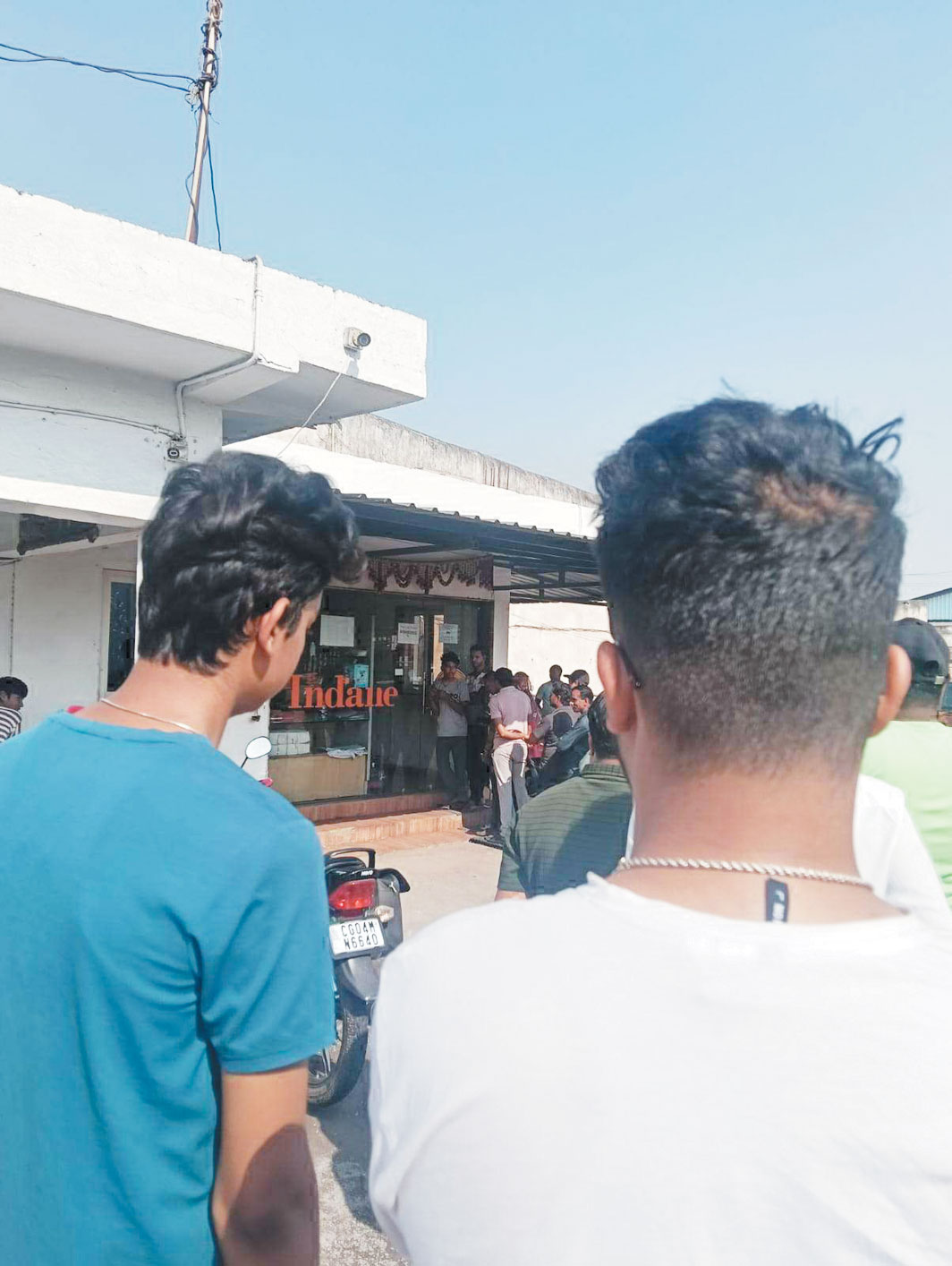 गैस वितरक होम डिलीवरी देने से  इंकार कर रहे, गोदामों में भीड़