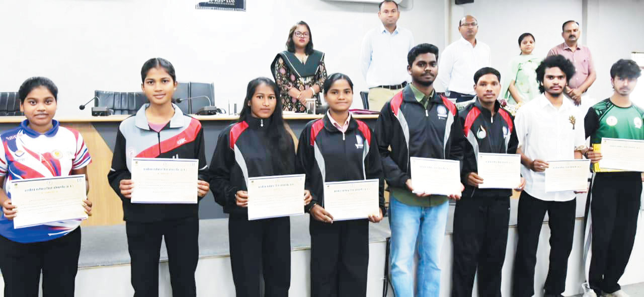 कलेक्टर ने अंतरविश्वविद्यालयीन खेल स्पर्धाओं में भाग लेने वाले विद्यार्थियों का किया सम्मान