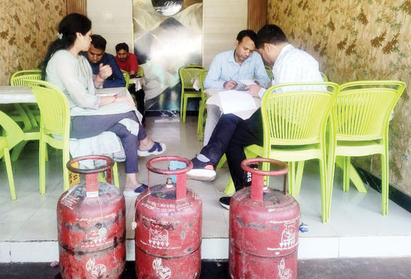 एलपीजी की कालाबाजारी, 5 सिलेंडर जब्त