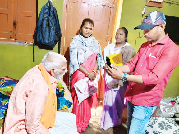 आयुष्मान और वय वंदन कार्ड वितरण में प्रदेश का अग्रणी जिला बना बस्तर