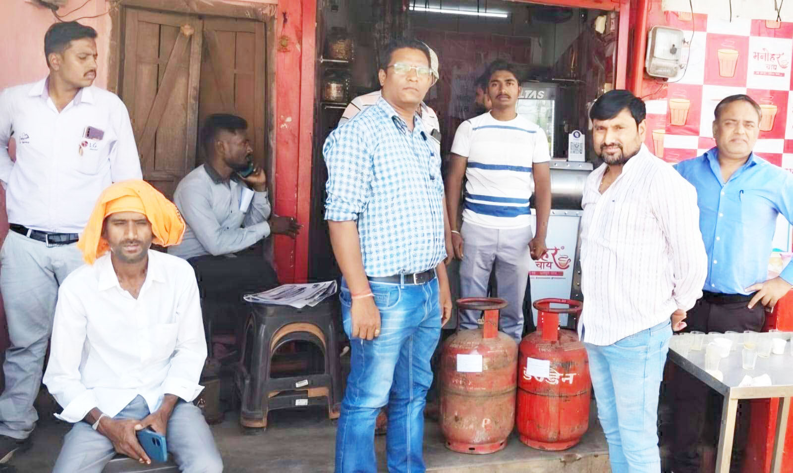 10 घरेलू गैस सिलेंडर जब्त