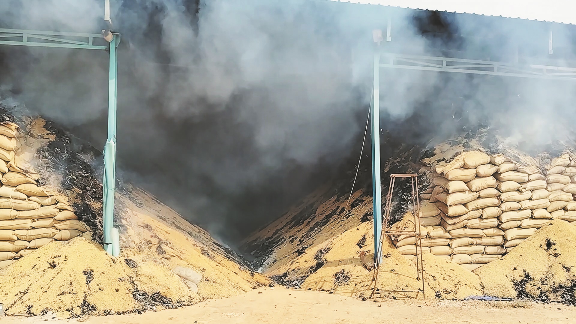 एक ही दिन में दो जगह लगी आग, लाखों का नुकसान