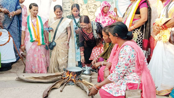 गैस संकट और बढ़ती महंगाई, महिला कांग्रेस का प्रदर्शन