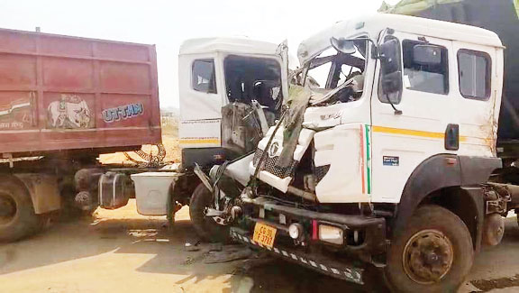 दो ट्रेलर में भिड़ंत, फंसे चालकों को कड़ी मशक्कत से निकाला