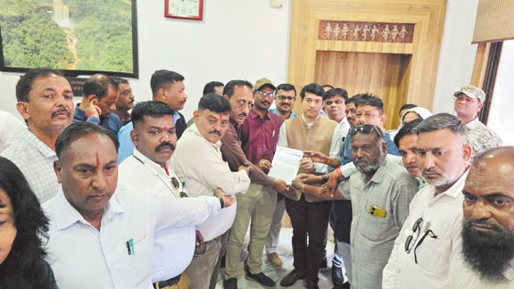 पत्रकार की गिरफ्तारी के विरोध में मौन आंदोलन