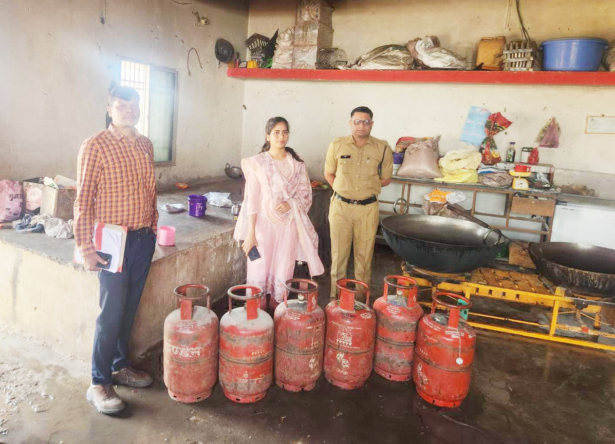 15 घरेलू सिलेंडर जब्त