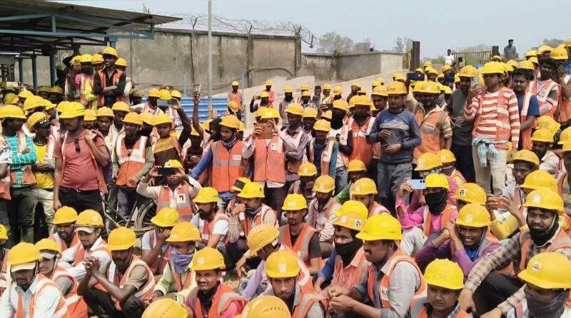 ओवरटाइम व बकाया वेतन को लेकर अदाणी पावर प्लांट में मजदूरों का हंगामा