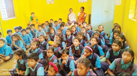 शिक्षिका की अनोखी पहल: आमा डोंगरी में बच्चों को स्कूल बैग का वितरण