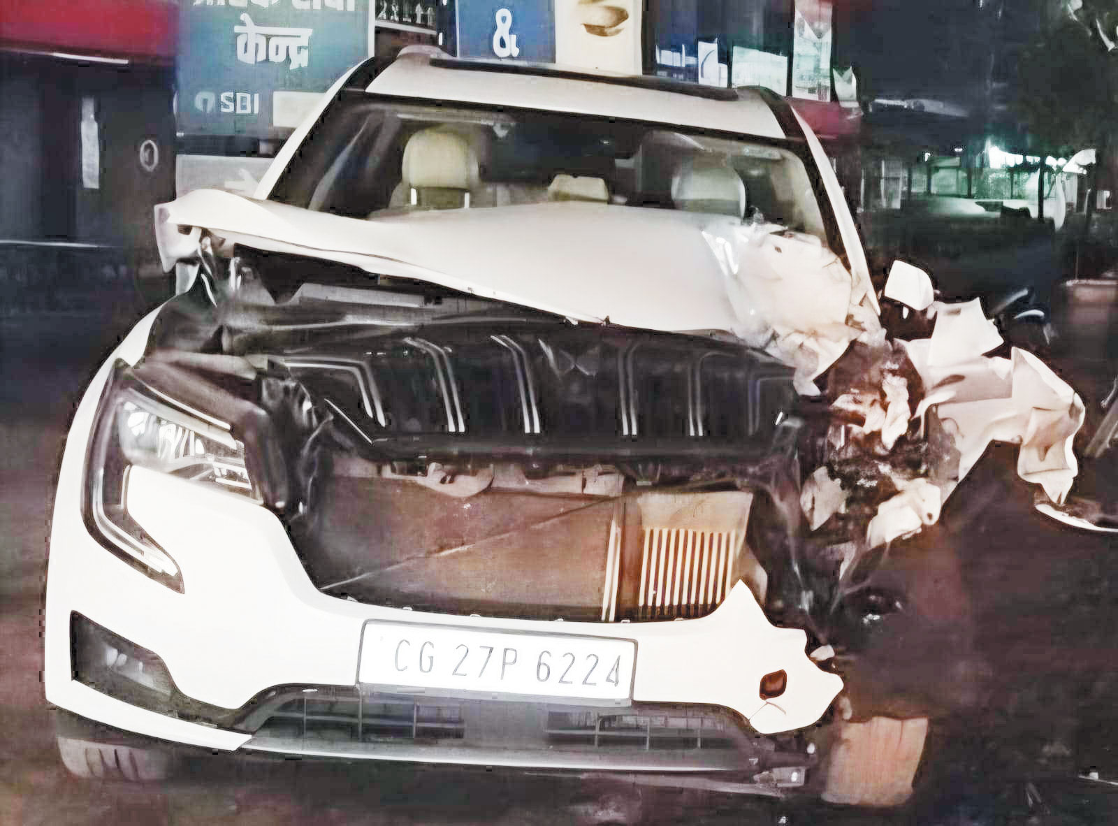 ट्रक ने सडक़ किनारे खड़ी कार को मारी टक्कर