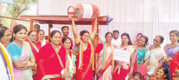 बढ़ती महंगाई और गैस सिलेंडर की किल्लत, कांग्रेस का धरना-प्रदर्शन