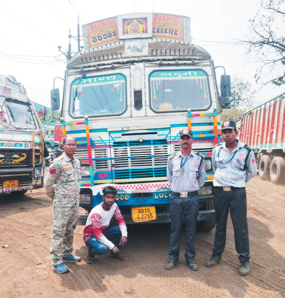 दो ट्रकों से 48 टन स्क्रैप जब्त