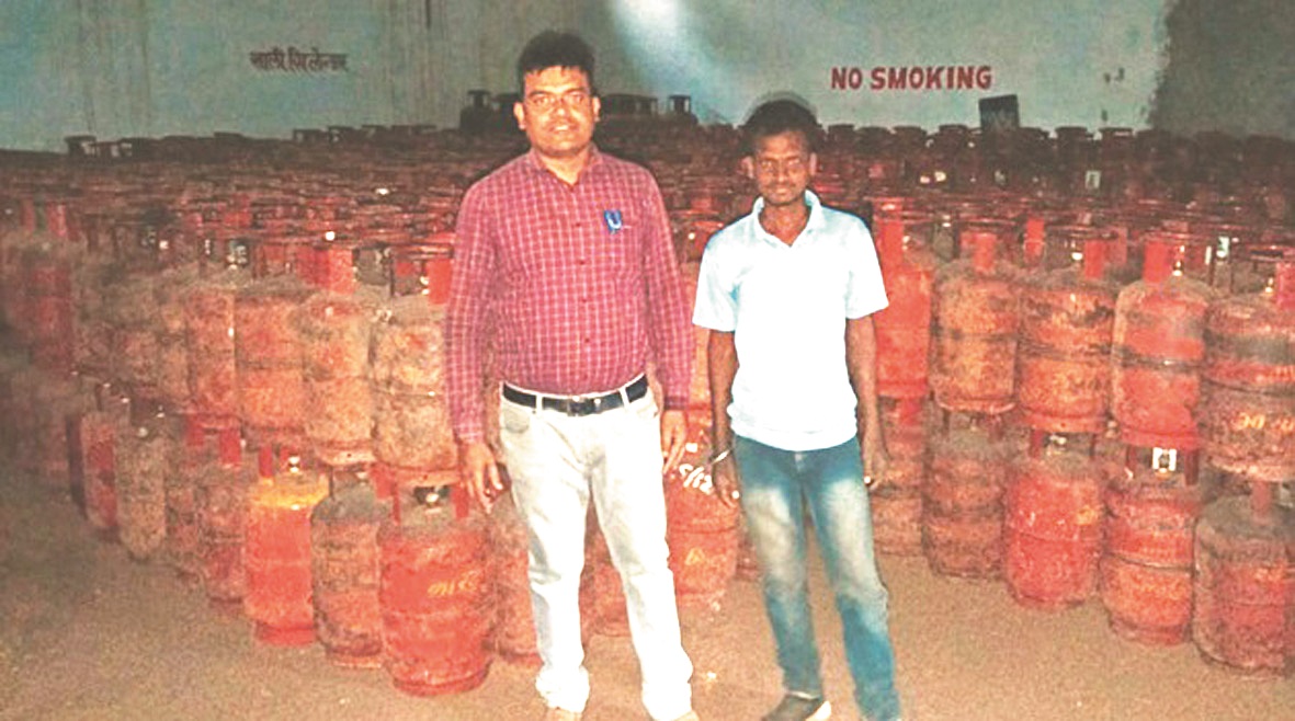 961 खाली व भरा सिलेंडर जब्त 