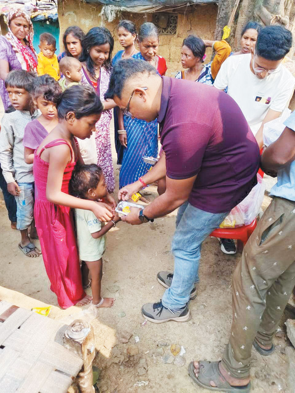 सतीश यादव ने बांटी बच्चों को मिठाई, कॉपी-पुस्तक